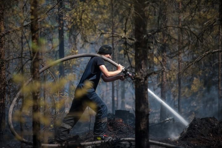 Тушить их очень тяжело, но огнеборцы не жалеют сил