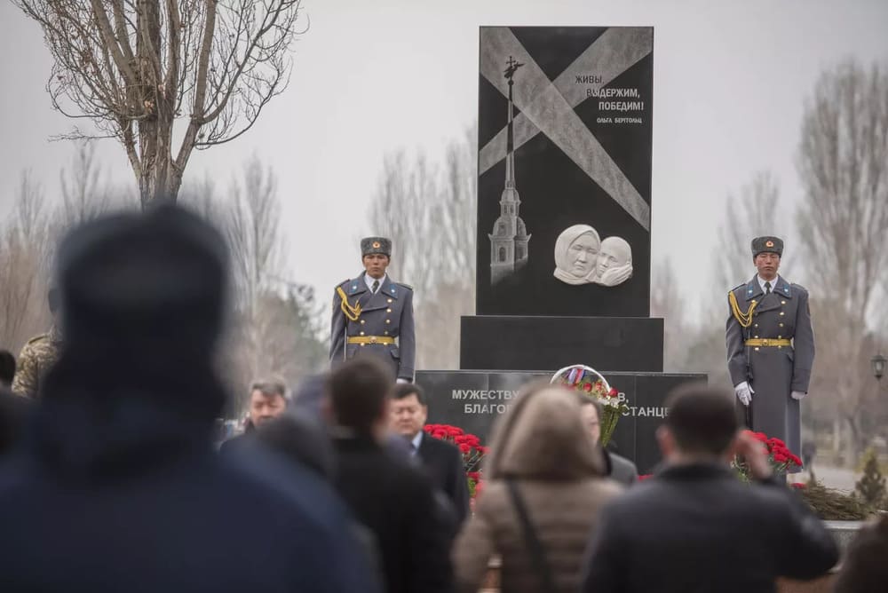 Мемориальный комплекс в Бишкеке в память о погибших блокадниках Ленинграда