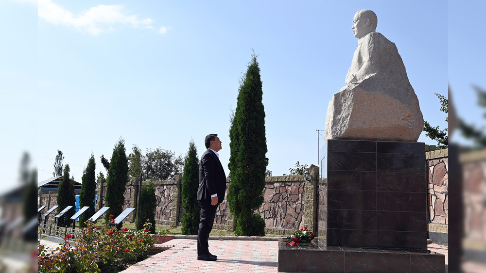 9 сентября с. г. президент Садыр Жапаров возложил цветы к памятнику Касыма Тыныстанова на родине поэта в селе Чырпыкты